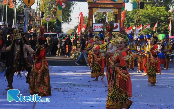Foto Fragmen cerita Rama dan Shinta diangkat Bank Jatim sebagai tema dalam keikutsertaan di karnaval kolosal Shining Jayandaru 2024 Minggu (18/8/2024). (Foto; Fathur Roziq/Ketik.co.id).