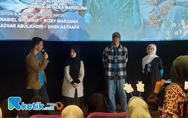 Foto Para pemain film Cinta Dalam Ikhlas saat menyapa penggemar di Surabaya, Minggu 25 November 2024. (Foto: Husni Habib/Ketik.co.id)