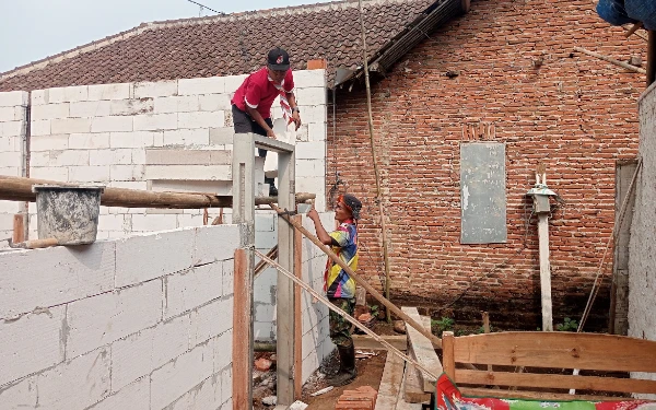 Foto Pramuka Jatim saat melakukan pemugaran rumah warga. (Foto: Humas Pramuka Jatim)