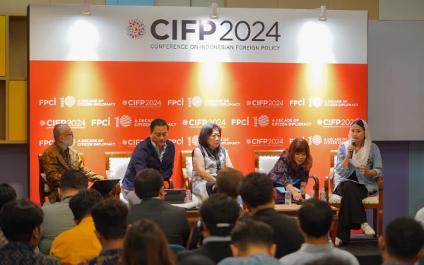 Foto Wakil Menteri Perdagangan, Dyah Roro Esti (kanan) menjadi narasumber pada Conference on Indonesian Foreign Policy (CIFP) 2024 di Jakarta, Sabtu 30 November 2024. (Foto: Kemendag RI)
