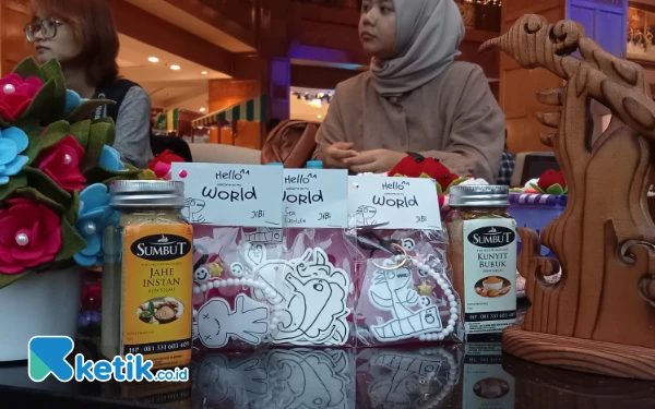 Foto Hasil karya disabilitas YPKABK di pameran Sangri-La Surabaya (Foto: Fatimah/Ketik.co.id)