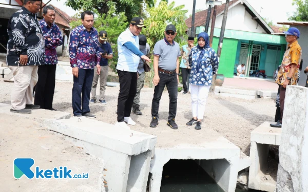 Foto Plt Bupati Sidoarjo Subandi melihat pengerjaan betonisasi ruas jalan Desa Tebel hingga Gemurung di Kecamatan Gedangan. (Foto: Sigit Kominfo Sidoarjo)