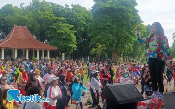 Foto Senam bersama berlangsung meriah dan riang gembira diikuti oleh Plt Ketua Tim Penggerak PKK Kabupaten Sidoarjo Sriatun Subandi pada Minggu pagi (1 Desember 2024). (Foto: Fathur Roziq/Ketik.co.id)