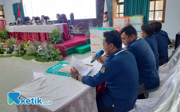 Foto Suasana saat berlangsungnya apat pleno terbuka rekapitulasi hasil penghitungan perolehan suara dan dan penetapan hasil Pilkada Serentak tahun 2024, di Aula Rengganis Pasir Putih, Kecamatan Bungatan, Situbondo, Jawa Timur. (Foto: Abdul Hakim/ketik.co.id)