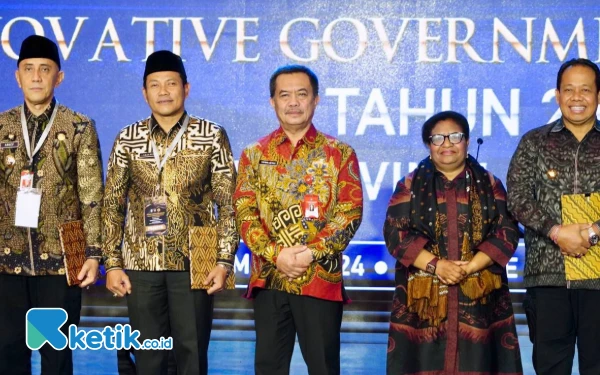Foto Plt Bupati Sidoarjo Subandi dan kepala-kepala daerah di Jawa Timur yang menerima IGA Award 2024 dari Yusharto Huntoyungo (tengah). (Foto: Sigit Kominfo Sidoarjo)