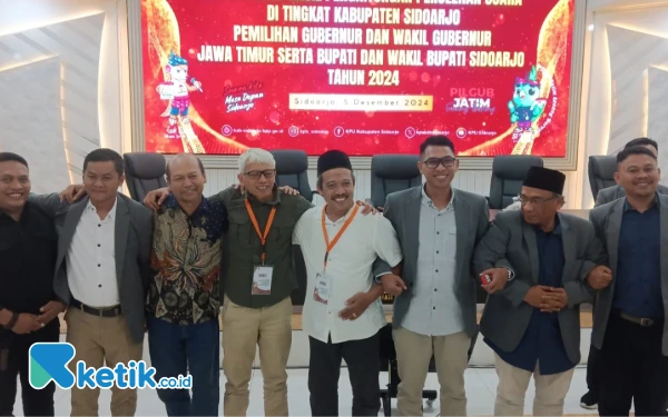 Foto Nanang Haromain dan Samsul Hadi berfoto bersama Ketua KPU Sidoarjo Fauzan Adhim bersama jajaran serta Ketua Bawaslu Sidoarjo Agung Nugraha dan jajaran di aula KPU Sidoarjo. (Foto: Fathur Roziq/Ketik.co.id)