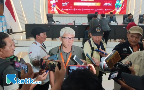 Foto Nanang Haromain melayani permintaan wawancara oleh awak media setelah rekap hasil suara Pilkada Serentak 2024. (Foto: Fathur Roziq/Ketik.co.id)