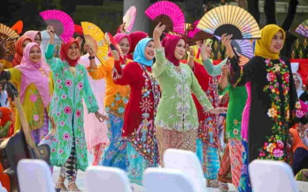 Foto Para perempuan Indonesia mengenakan kebaya (Foto: KemenPAN RB)