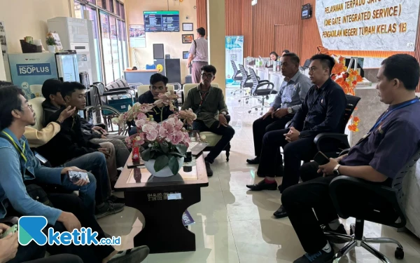 Foto Sejumlah awak media menunggu sidang pemerasan LSM di PN Tuban. (Foto: Ahmad Istihar/Ketik.co.id)