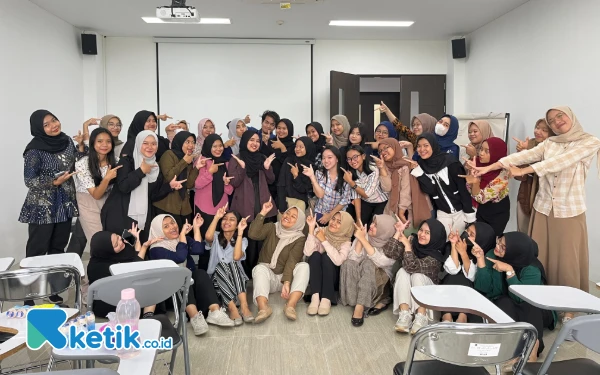 Foto Dewi saat bersama para mahasiswanya. (Foto: Dewi Ariyanti Soffi)