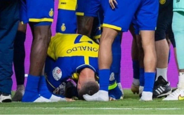 Foto Cristiano Ronaldo bersujud usai cetak gol di salah satu laga Al Nassr. (Foto: Africafootunited)