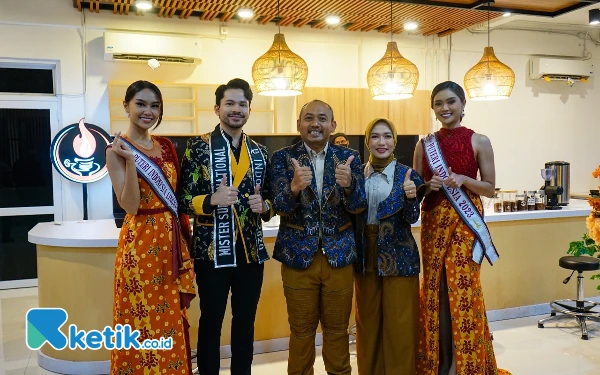 Foto Acara Ngawi Batik Fashion 2024 pada Sabtu (7/12/2024) malam. (foto : yayan for Ketik.co.id).
