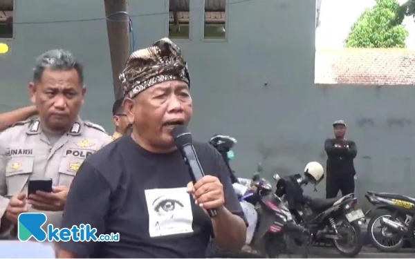 Foto Demo di halaman DPMD Jombang, 9 Desember 2024 (Foto: Karimatul Maslahah/Ketik.id)