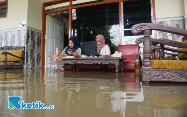 Foto Aktivitas warga saat bencana banjir di Dusun Bulak, Desa Jombok, Kesamben, Jombang, 9 Desember 2024. (Foto: Karimatul Maslahah/Ketik.co.id)