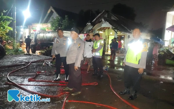 Foto Petugas melakukan pembasahan di gudang penyimpanan ban di Dusun Plosorejo, Sumobito, Jombang, 10 Desember 2024. (Foto: Karimatul Maslahah/Ketik.co.id)