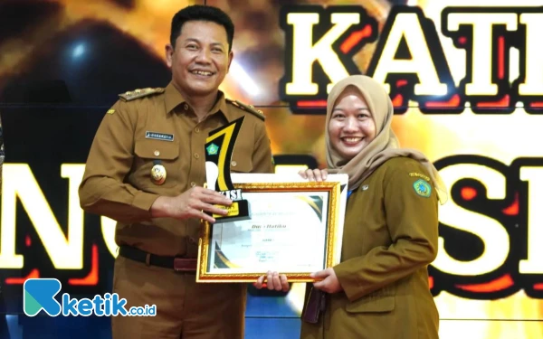 Foto Plt Bupati Sidoarjo Subandi dengan bangga menyerahkan penghargaan kepada Latifa Indira Dewi ST yang menciptakan inovasi DUTA HATIKU (Dukcapil Tanggap Bencana Harapan Timbul Kembali Utuh. Latifa Juara I Inovasi Daerah. (Foto: Dinas Kominfo Sidoarjo).