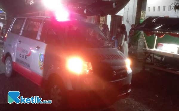 Foto Ambulans yang membawa jasad balita K tiba di rumah duka, Jombang, 12 Desember 2024. (Foto: Karimatul Maslahah/Ketik.co.id)