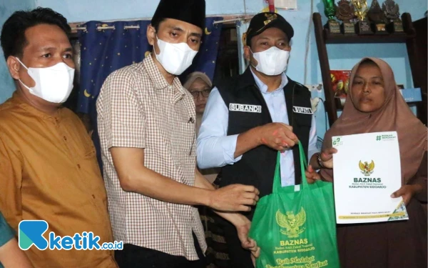 Foto Plt Bupati Sidoarjo Subandi bersama Baznas Sidoarjo membantu warga tidak mampu penderita tumor otak di Buduran. (Foto: Rahayu/Diskominfo Sidoarjo)