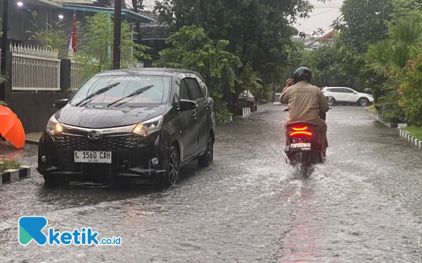 Foto Banjir di kawasan Ketintang Surabaya pukul 17.05 WIB. (Foto: Shinta Miranda/Ketik.co.id)
