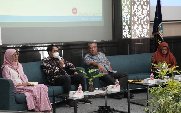 Foto Kepala Bappeda Pemkab Sleman Dwi Anta Sudibya (nomer 2 dari kanan) beserta narasumber yang hadir pada acara Forum Konsultasi Publik Penyusunan Rencana Kerja Pemerintah Daerah (RKPD) Kabupaten Sleman Tahun 2026. (Foto: Humas Pemkab Sleman / Ketik.co.id)
