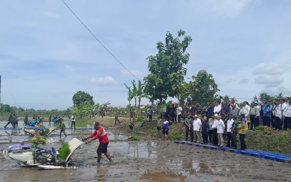 Foto Menteri Pertanian RI Andi Amran memberikan bantuan  benih hingga alat mesin pertanian kepada Gabungan Kelompok Tani (Gapoktan) untuk mempercepat pemulihan lahan pertanian yang terdampak banjir. (Foto: Penrem 072PMK/ Ketik.co.id)