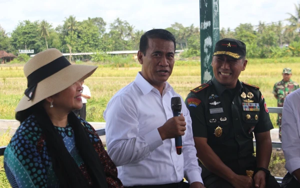 Foto Mentan RI Andi Amran berdialog langsung dengan para petani dan menampung keluhan mereka. Didampingi Siti Hediati Soeharto dan Danrem O72/ Pamungkas Brigjen TNI Bambang Sujarwo. (Foto: Penrem 072PMK/ Ketik.co.id)