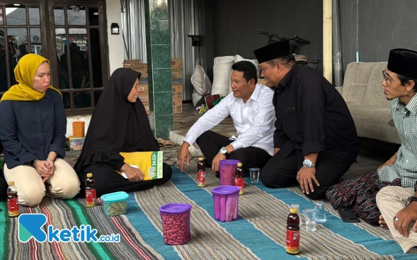 Foto Bersama Asisten I Pemkab Sidoarjo Ainur Rofiq dan perwakilan Baznas Sidoarjo, Plt Bupati Subandi bertakziah ke Desa Candi Pari, Porong. (Foto: Mashud Kominfo Sidoarjo).
