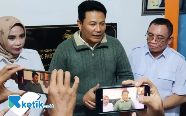 Foto Bupati Sidoarjo Terpilih Subandi dan Wakil Bupati Terpilih Mimik Idayana menjawab wawancara dengan media. (Kanan) Anggota Fraksi Partai Gerindra DPRD Sidoarjo Bambang Pujianto. (Foto: Fathur Roziq/Ketik.co.id)