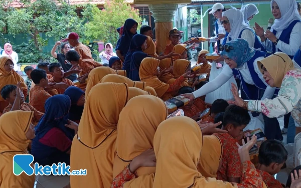 Foto Sekda Fenny Apridawati bersama Ketua DPD IWAPI Jatim Sumiati Rahmawati, Ketua DPC IWAPI Sidoarjo Hj Shofiyah, Sekretaris DPC IWAPI Sidoarjo Yuniar Safitri, serta Kepala Dinas P3AKB Sidoarjo Heni Kristiani membaur di tengah-tengah siswa SDN 1 Kedungpandan, Jabon. (Foto: Fathur Roziq/Ketik.co.id)