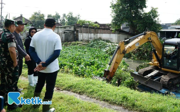 Foto Alat berat juga dikerahkan untuk membersihkan Sungai Desa Klurak agar terbebas dari sampah, lumpur, dan enceng gondok. (Foto: Rahayu/Diskominfo Sidoarjo)