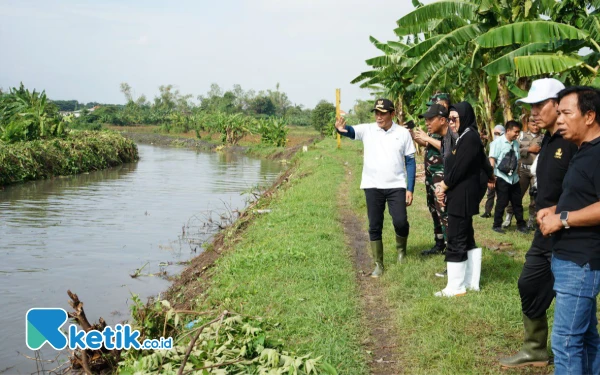 Foto Plt Bupati Sidoarjo Subandi, Sekda Fenny Apridawati, dan Kepala DLHK Sidoarjo Bahrul Amig menyaksikan kondisi sungai yang kembali bersih. (Foto: Rahayu/Diskominfo Sidoarjo)