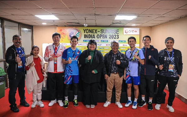 Foto Duta Besar Luar Biasa RI untuk India, Ina Hagniningtyas Krisnamurthi bersama rombongan Timnas bulu tangkis Indonesia. (Foto: Humas PP PBSI)
