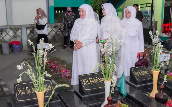Foto Khofifah saat mengunjungi makan KH M Bisri Syansuri di Jombang ( foto : Humas Pemprov Jatim )