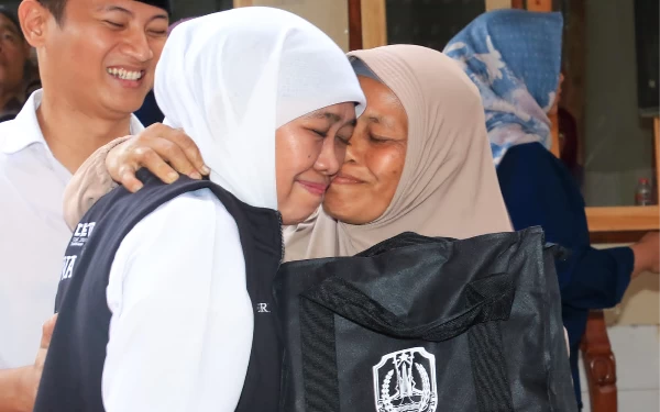 Foto Salah satu warga menyampaikan terima kasih kepada gubernur Khofifah atas bantuan yang diberikan ( foto : Humas Pemprov Jatim )