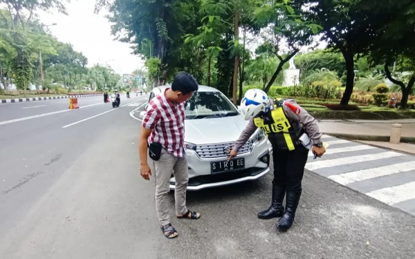 Foto petugas sedang menindak pengendara roda empat yang melanggar ( foto : Polantassurabaya.id )
