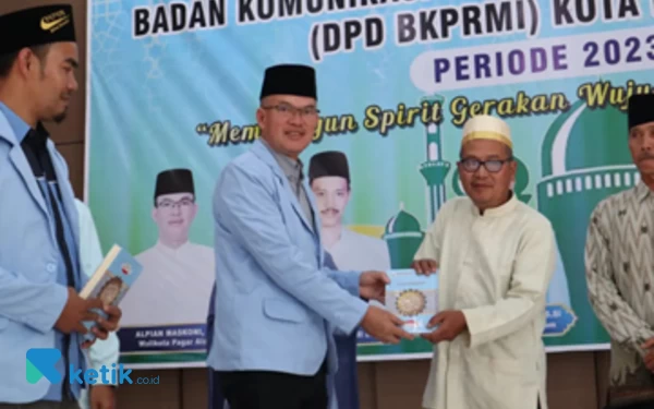 Foto Walikota Pagaralam, Alpian Maskoni menyerahkan secara simbolis Al-Qur’an kepada pengurus Masjid dalam program Kampung Al-Qur’an Juara yang dijalankan Pengurus BKPRMI Provinsi Sumsel. (Foto; AL/Ketik.co.id)

 