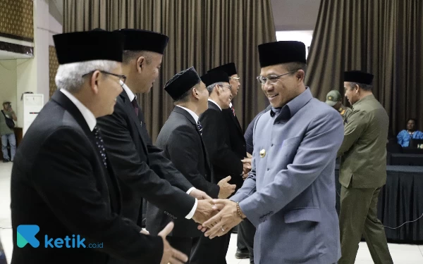 Foto Bupati Bandung Dadang Supriatna saat pengukuhan Pengurus Dewan Pendidikan di Gd Moch Toha Soreang. (Iwa/Ketik.co.id)