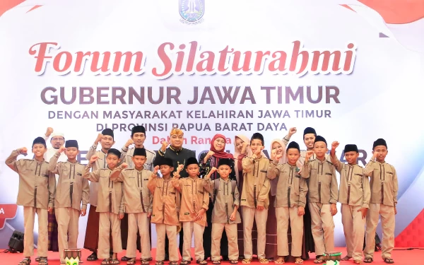 Foto Gubernur Khofifah berfoto bersama anak anak Jatim di Sorong ( Humas Pemprov Jatim )
