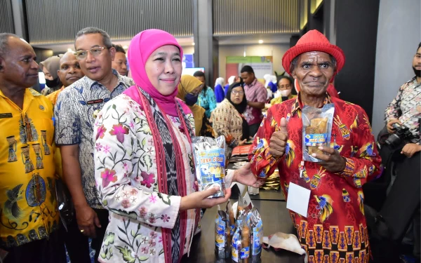 Foto Khofifah bersama pelaku UMKM asal Sorong. (Foto : Humas Pemprov Jatim)