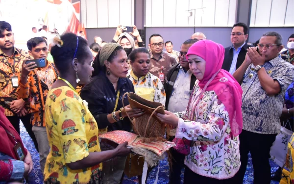 Foto Gubernur Khofifah melihat hasil kerajinan UMKM asal Sorong. (Foto : Humas Pemprov Jatim)
