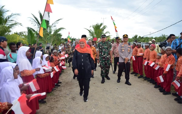 Foto Khofifah disambut hangat oleh para siswa Kampung Maibo. (Foto : Humas Pemprov Jatim )