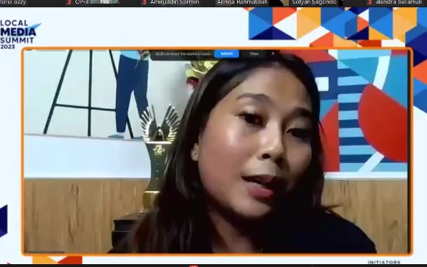 Foto salah satu narsum Annisa dari SukabumiUpdate menyampaikan materinya. ( Foto : Husni Habib/Ketik.co.id)