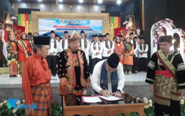 Foto Walikota Pagaralam, Alpian Maskoni turut bubuhkan tandatangan berita acara pelantikan pengurus BMKM dan Bundo Kanduang Kota Pagaralam periode 2022 – 2026.   (foto; AL/Ketik.co.id)