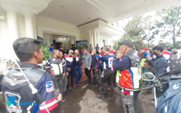 Foto Pemotor Moge Malaysia tinggalkan kediaman Rumdin Walikota Pagaralam, sebagai bagian dari persiapan lanjutan lawatan Kembarasia 2023 (foto Al/ketik.co.id)