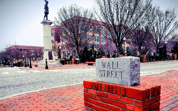 Foto ilustrasi Wall Street. (Foto : Jenny Gregg/Pexels.com)