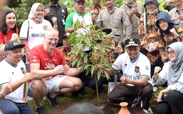 Foto Wagub Jabar, Uu Ruzhanul Ulum mendampingi kunjungan Dubes Denmark di Masone Pine, Padalarang Kab.Bandung Barat, Jum'at (27/1). (Adpim Jabar/Ketik.co.id)