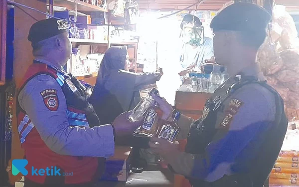 Foto Tim Patroli Samapta mengamankan Miras saat giat Patroli Malam. (foto: AL/Ketik.co)