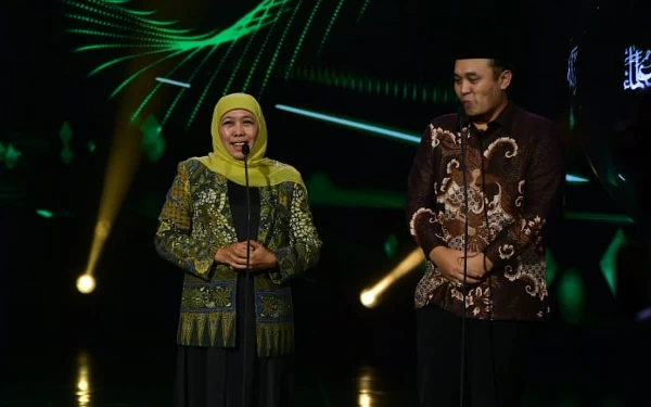 Foto Khofifah memberikan sambutan dalam Anugerah Satu Abad NU. ( Foto : Humas Pemprov Jatim )