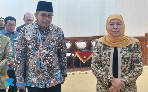 Foto Khofifah menemani Suyo Utomo berbincang usai acara. ( Foto : Husni Habib/Ketik.co.id )