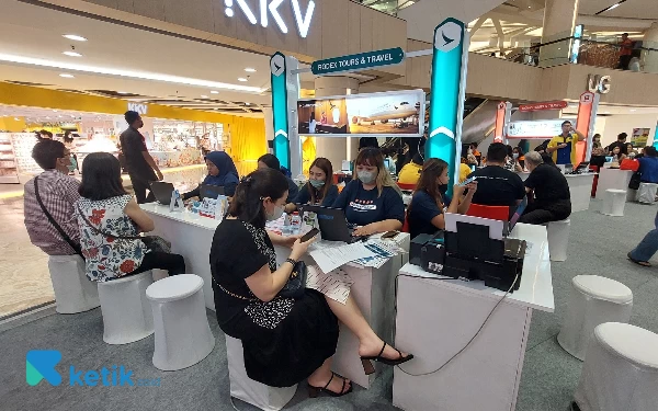 Foto Suasana booth Rodex Tour and Travel di Cathay Pacific Travel Fair. ( Foto : Husni Habib/Ketik.co.id)